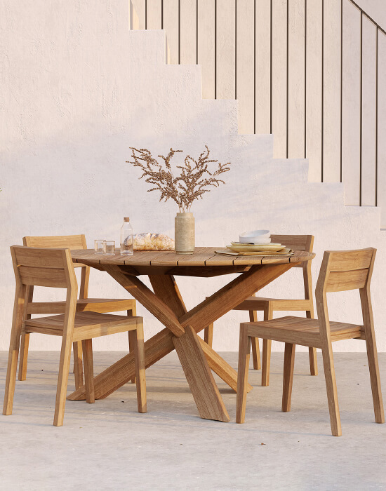 Mesa redonda con decoración de mesa simple